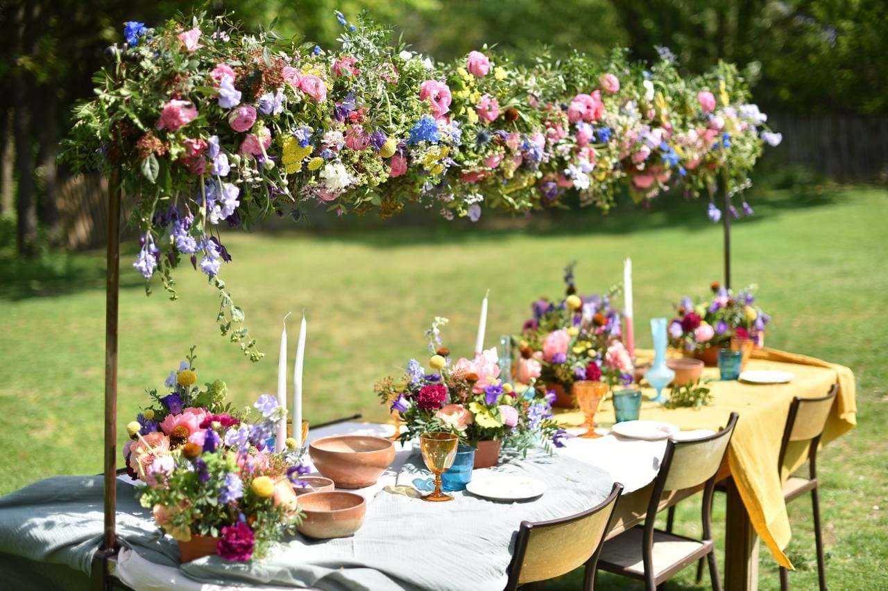 Table d'honneur de mariage décorée pour les mariés